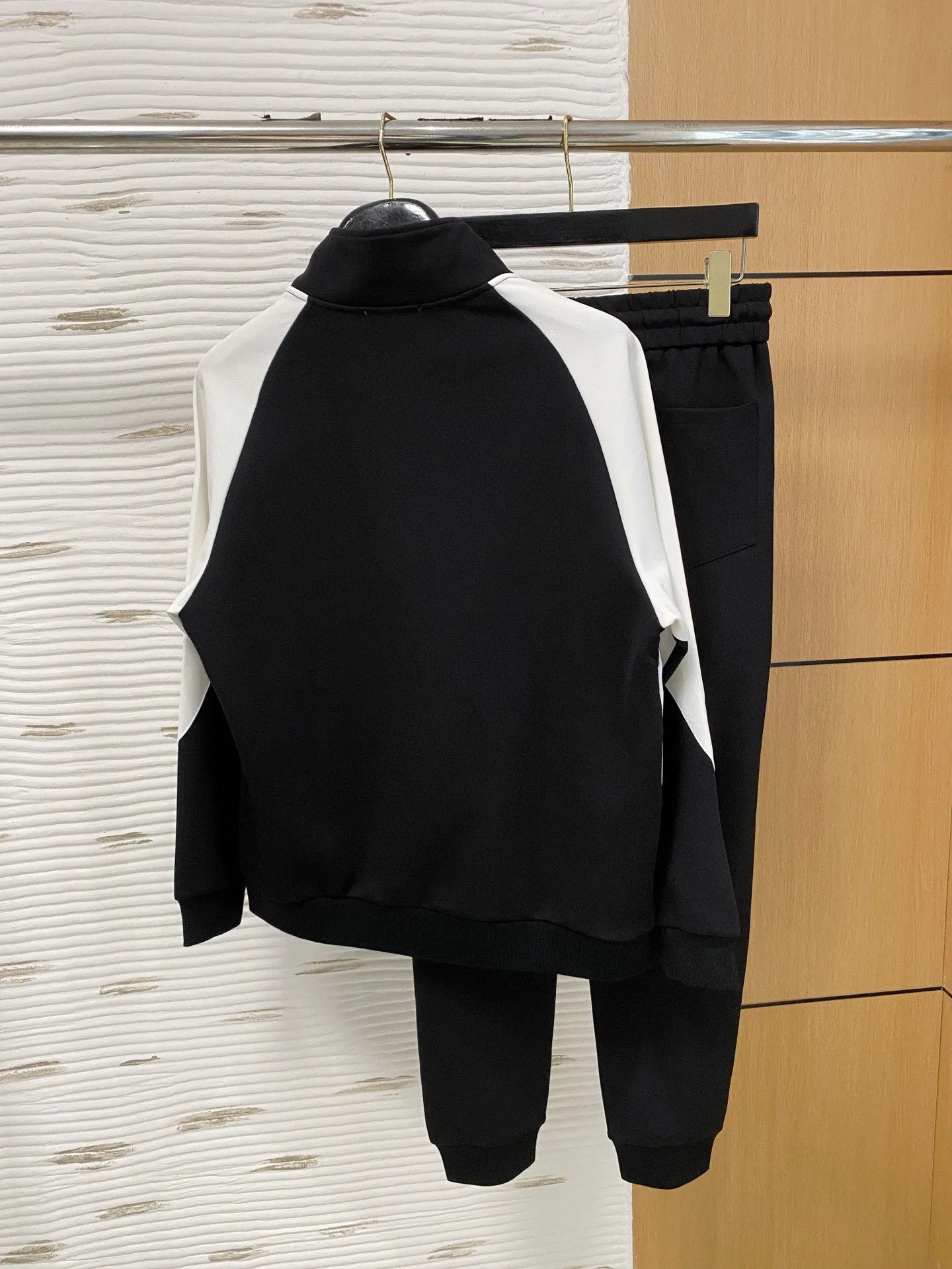 🅿️720 [LV Louis Vuitton] hot-selling suit is coming. Focus on the original version of the official website. 2025 new hot-selling cardigan and sweatshirt suit. The original order is the best. 🇭🇰The meticulous work of top designers. It has a fitting and perfect upper body effect. All-natural high-quality Tencel Roman cotton 100%, close-fitting comfort, noble and elegant! Original hardware embodies elegance and nobility! Counter size: M-3XL (maximum wear up to 190 pounds)